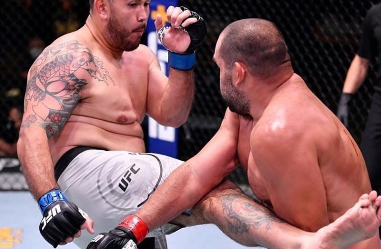 AUGUSTO SAKAI PASA TRABAJO PERO GANA EN UFC LAS VEGAS