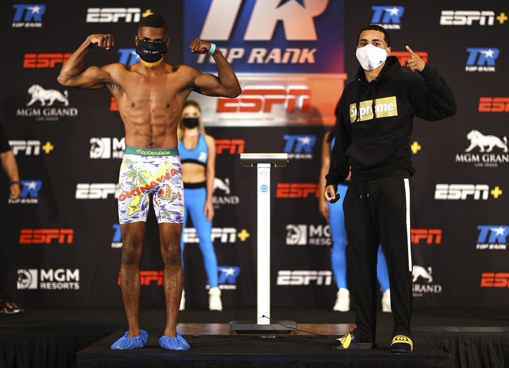Abraham_Nova_vs_Avery_Sparrow_pose (Mikey Williams Top Rank)