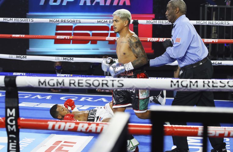 JESSIE MAGDALENO PASA LA ESCOBA ANTE YENIFEL VICENTE