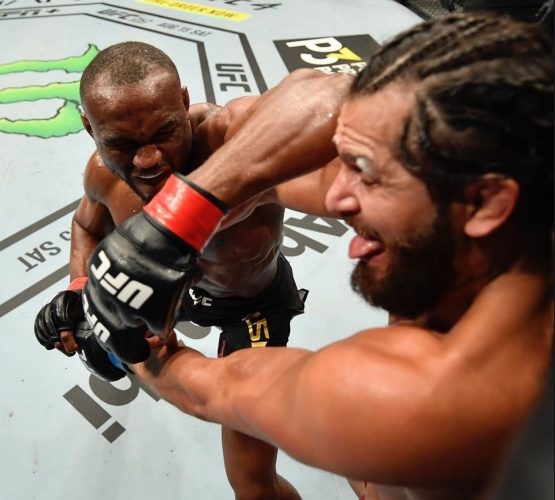 KAMARU USMAN DEFIENDE CETRO WELTER ANTE JORGE MASVIDAL SIN DIFICULTADES