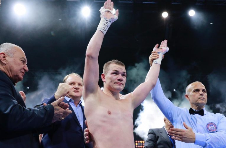 FEDOR CHUDINOV RETIENE CINTURÓN ORO AMB
