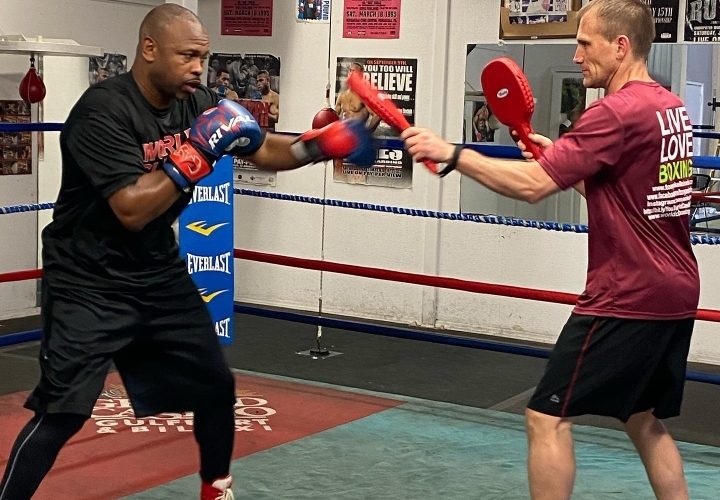 ROY JONES JR SE ENTRENA A FONDO PARA PELEA CON MIKE TYSON (FOTOS)
