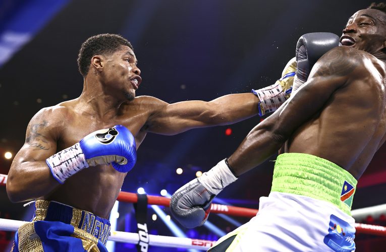 Shakur Stevenson vence a Nakathila en actuación deslucida